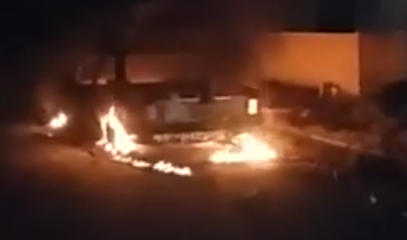Carro pega fogo no Parque Brasil